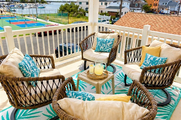 Outdoor covered porch: Upper floor