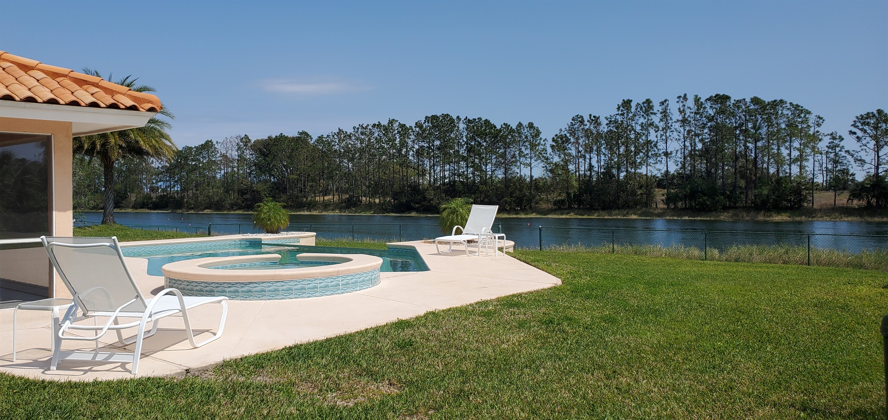 Spa, loungers and ski lake to watch water-skiers!