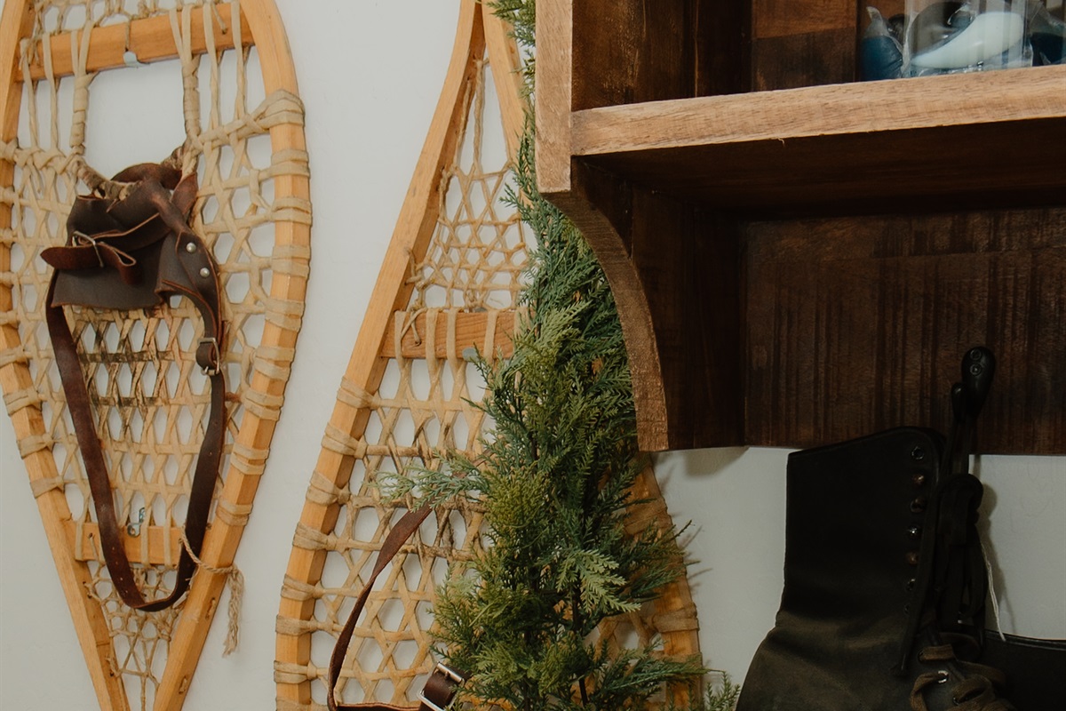 Vintage snowshoe decor and pine garland bring authentic White Mountains charm to this Pinetop vacation rental. Complimentary starter laundry pods provided for your convenience near Sunrise Ski Resort in Arizona's mountain country.
