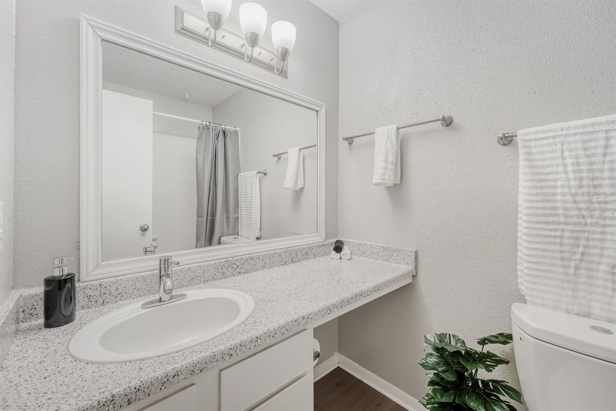 Bright and modern bathroom with sleek finishes and a clean design.