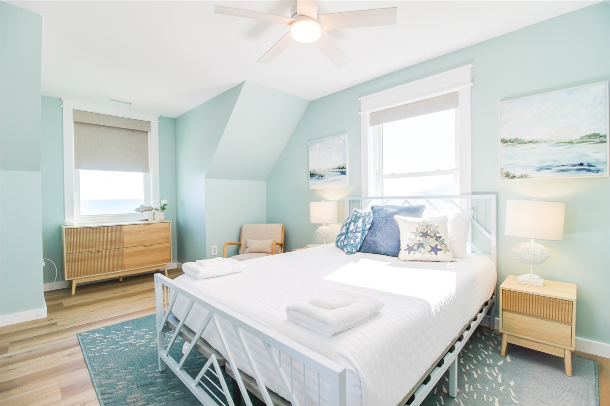 Bedroom 5 - Queen Bed