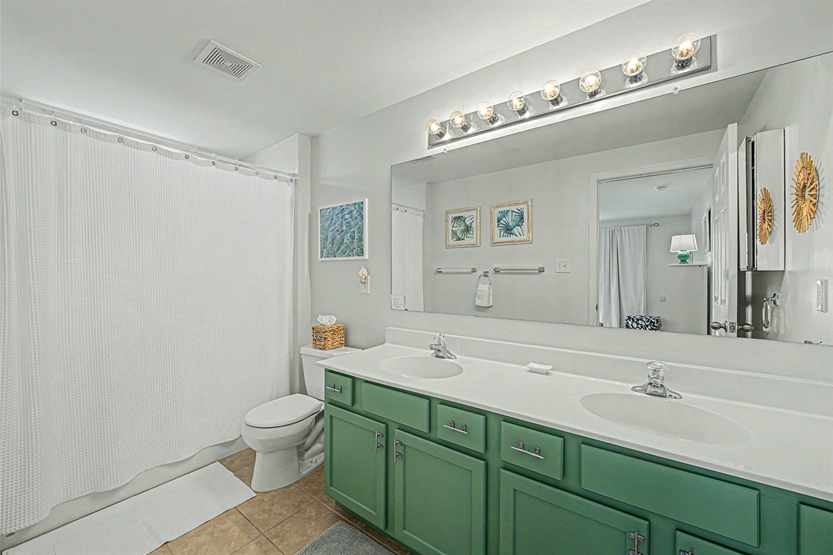 King master bath, double vanity with shower