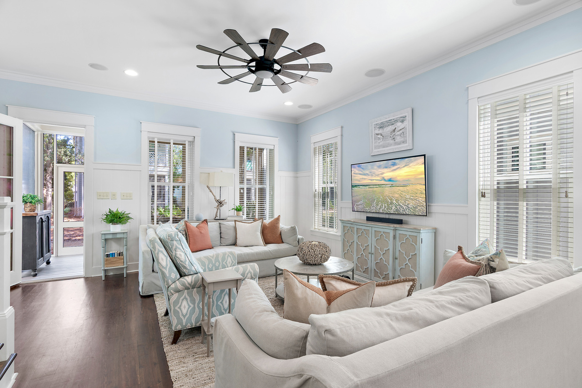 Gather 10&ndash;12 comfortably in this bright, open living space