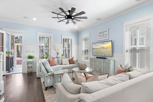 Gather 10–12 comfortably in this bright, open living space