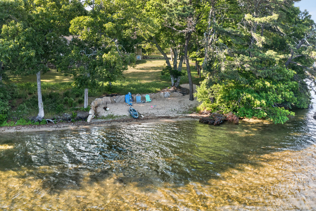 You have a direct access to John's Pond!
