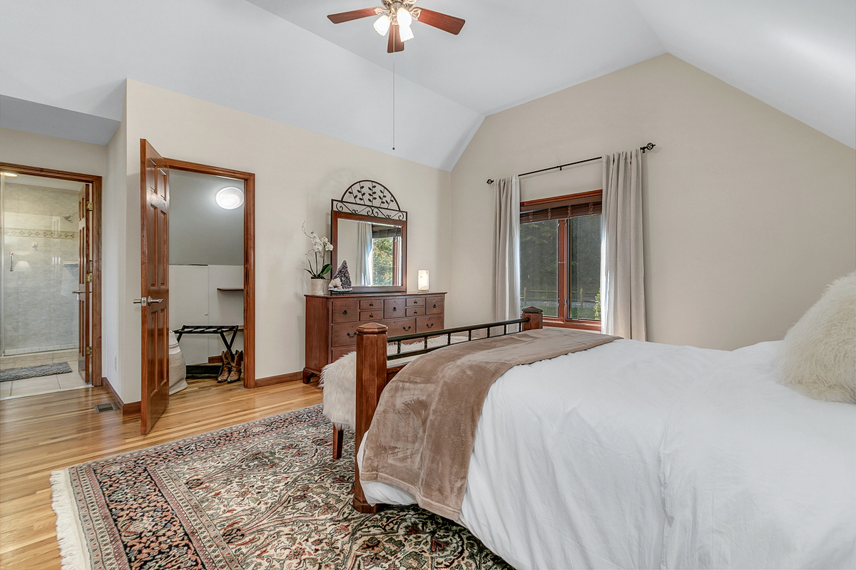 Upstairs Primary Suite with Queen Bed with en-suite bathroom and Walk-in Closet