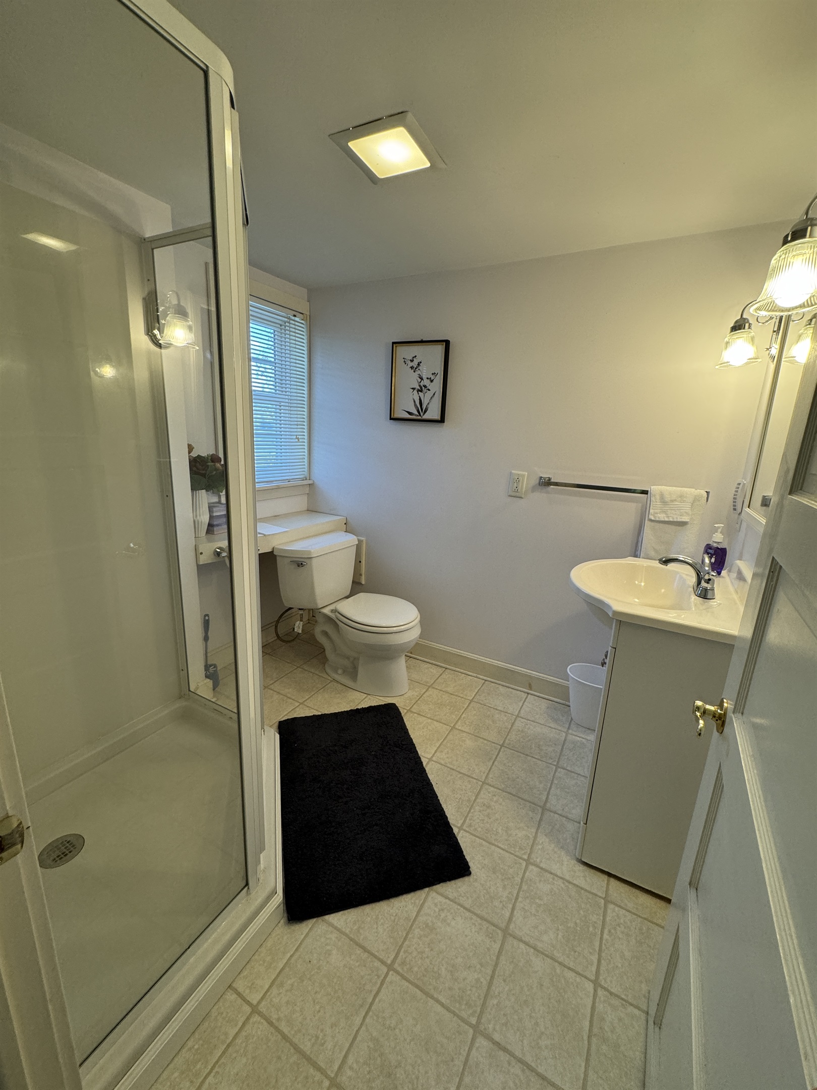 Ensuite bath in 2nd floor Queen