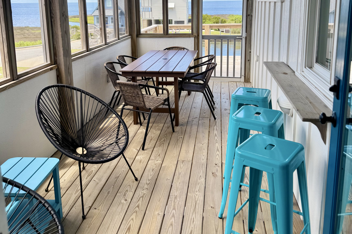 Play games or eat outside bug free!