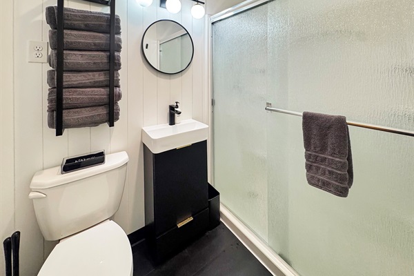 Small but mighty: everything you need in this efficient full bath.