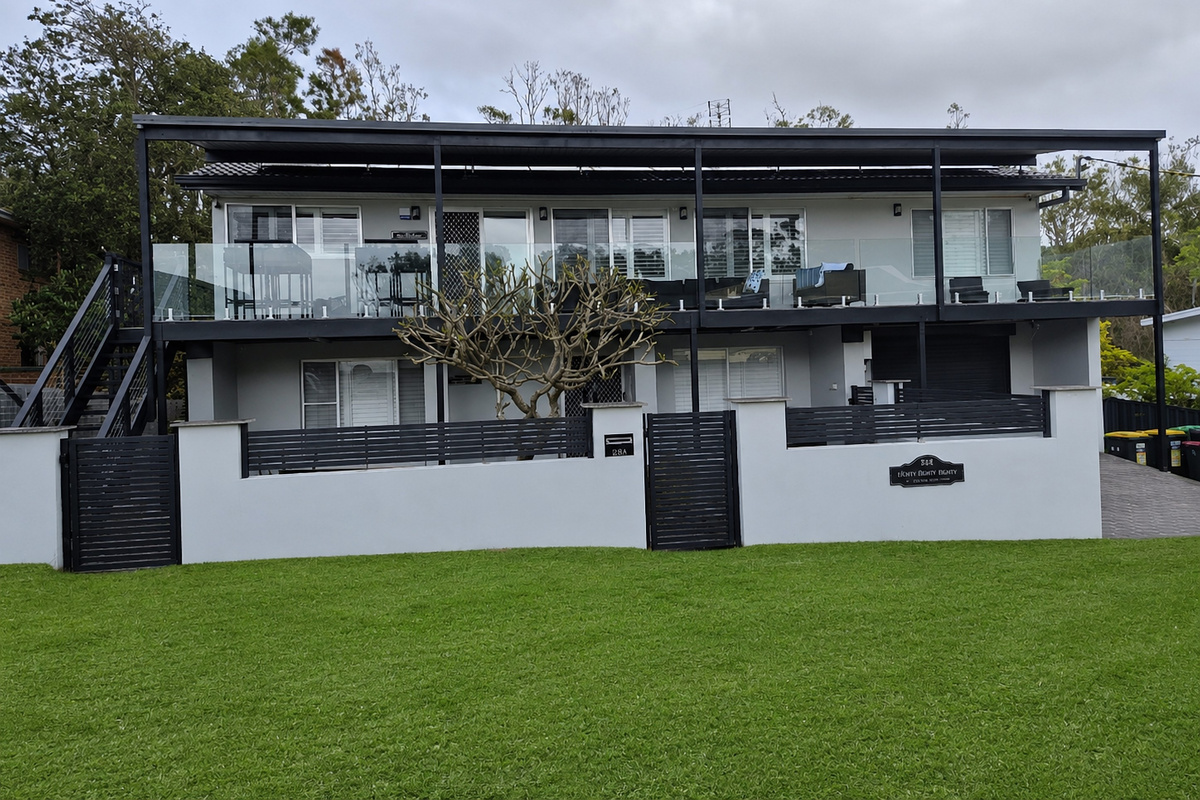 Skye’s Beach House Malua Bay combines a large beach house layout with a premium Batemans Bay position, just a 2-minute walk to the beach.
