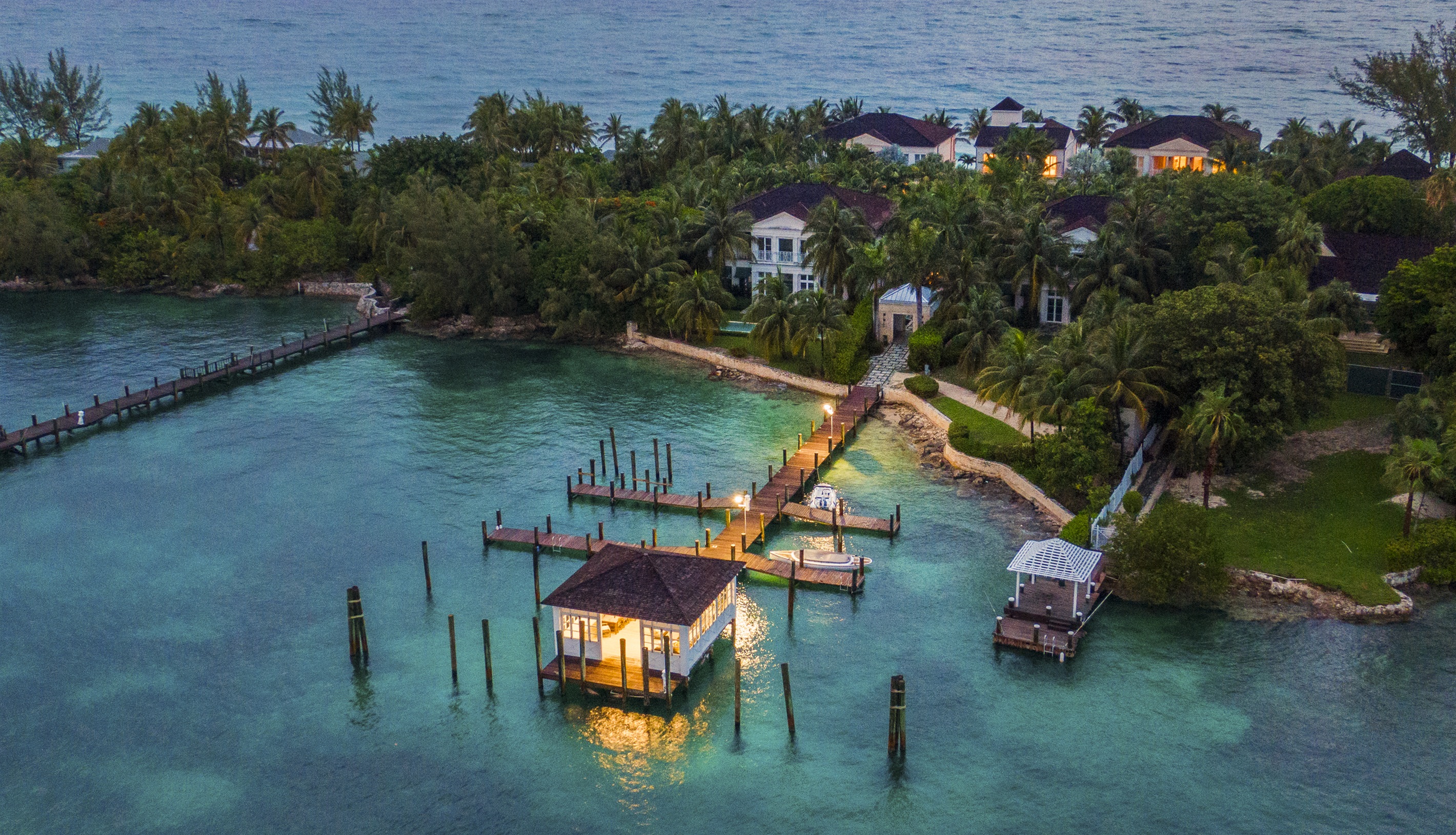 Nestled between the Nassau Harbour & The Atlantic Ocean, this is your slice of paradise