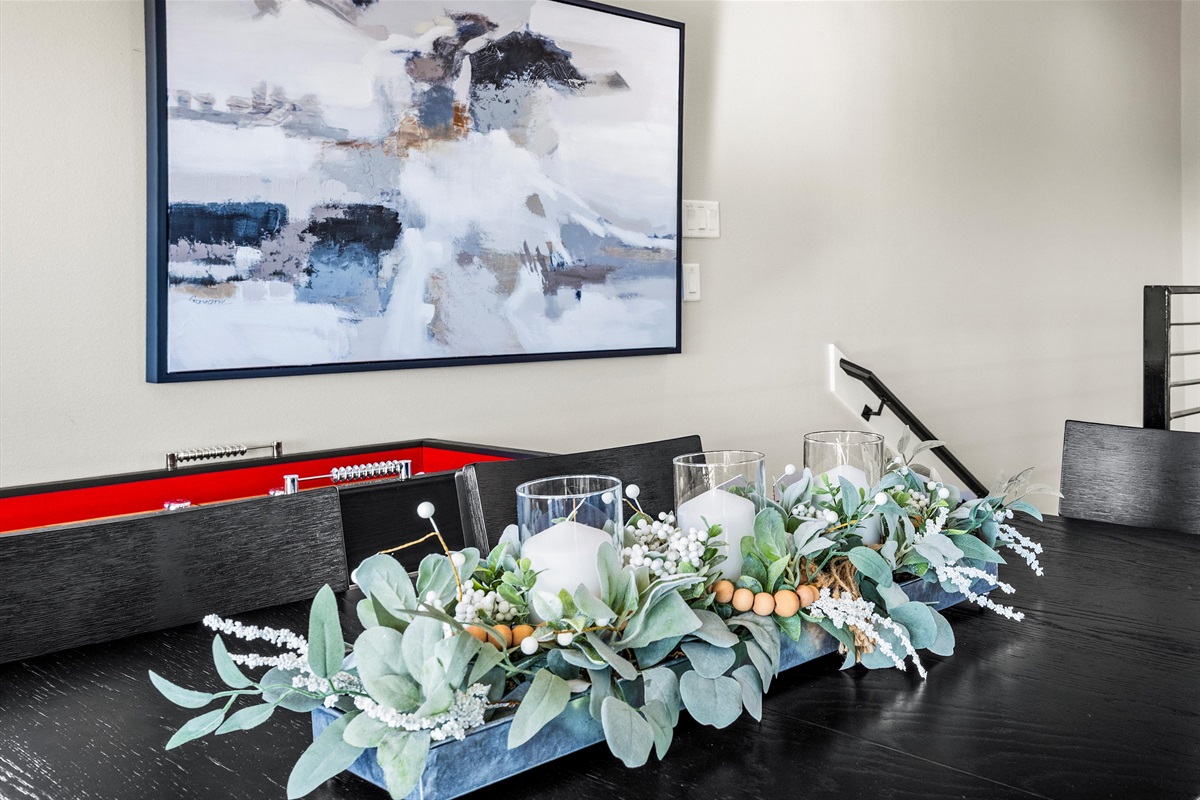 Dining Room: Elegant decor and a striking centerpiece create the perfect ambiance for gatherings!