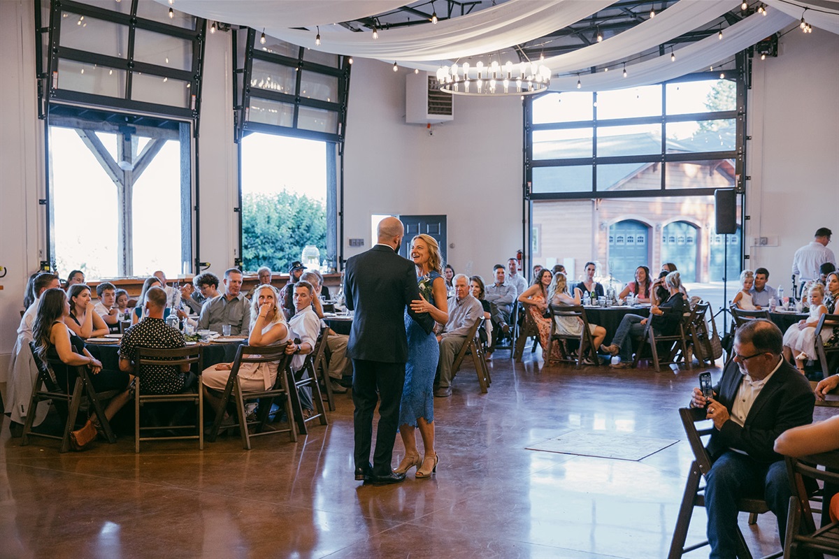 Book your wedding on property at Whitefish Peaks, our wedding venue and event center. This is NOT included with your reservation of Soaring Eagle Lodge.