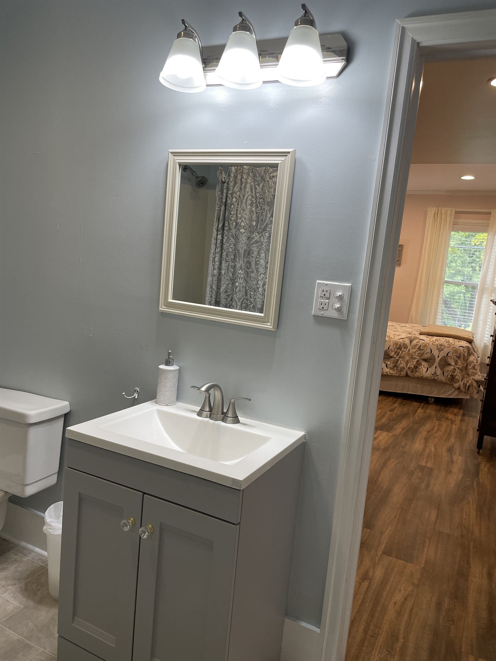 1st floor 2-room suite bath