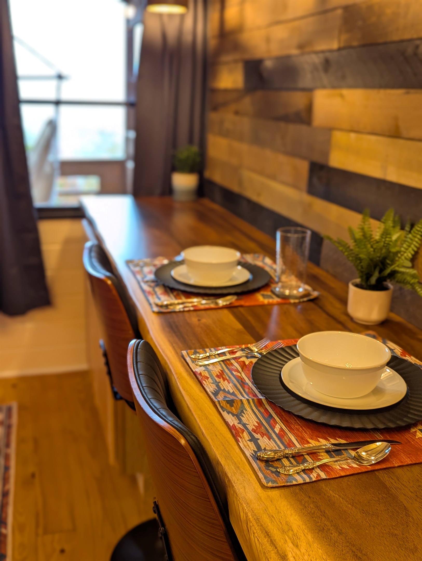 Counter for preparing meals and dining