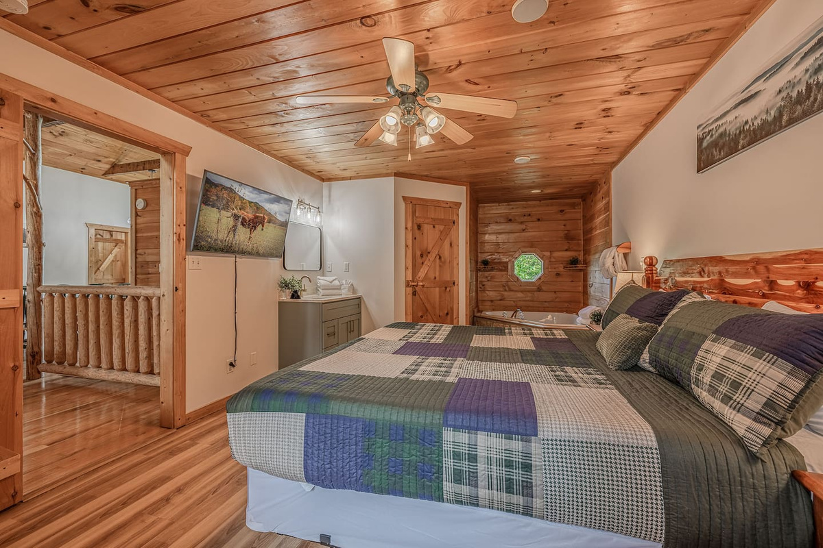 Spacious king suite with rustic decor, soft linens and plenty of room to unwind.
