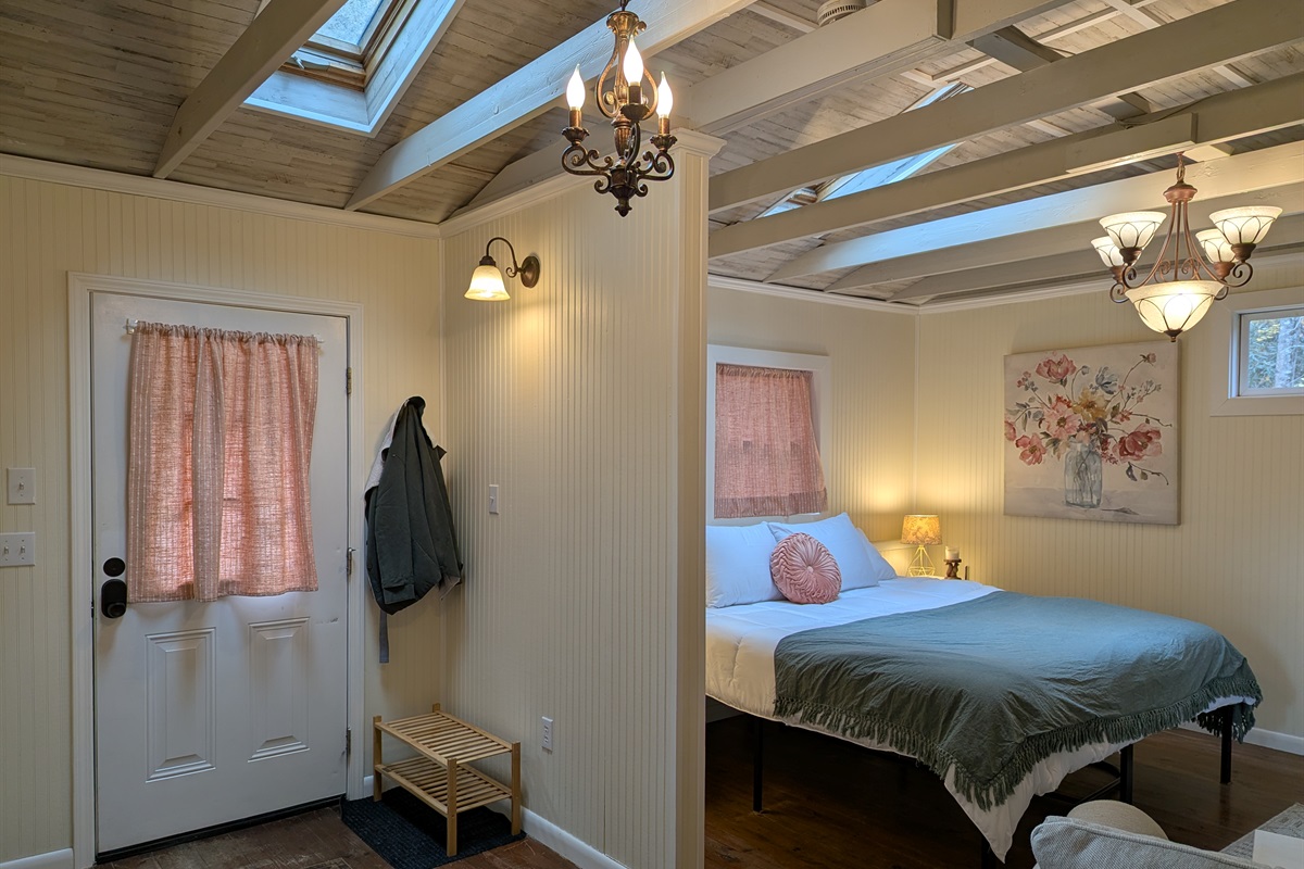Walk right in to light-filled Cabin