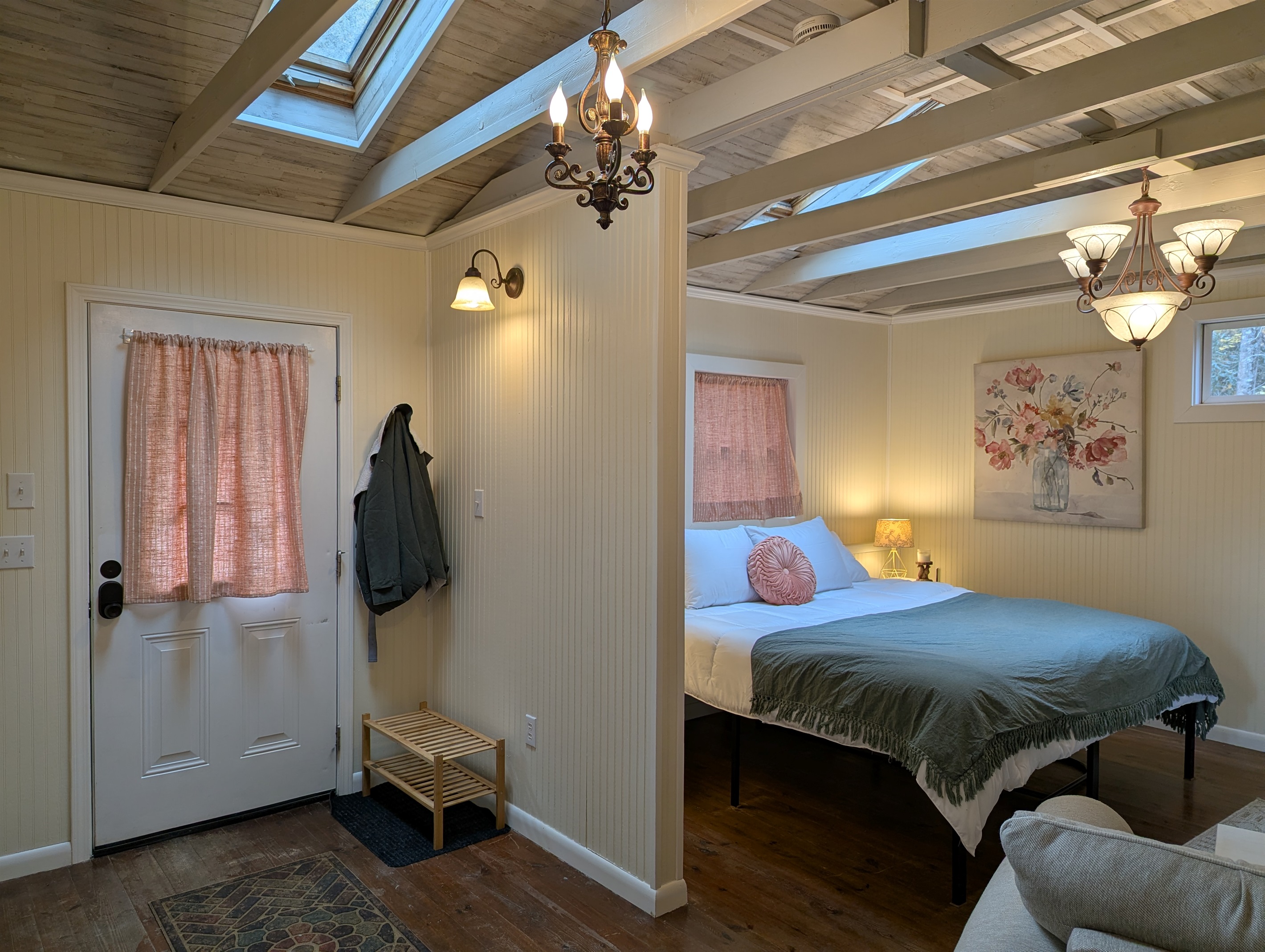 Walk right in to light-filled Cabin