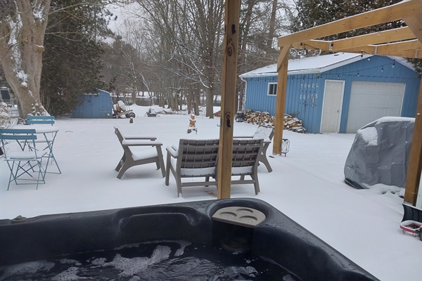 Winter magic meets relaxation: 6-person hot tub, falling snow, and moments made for unwinding together.
