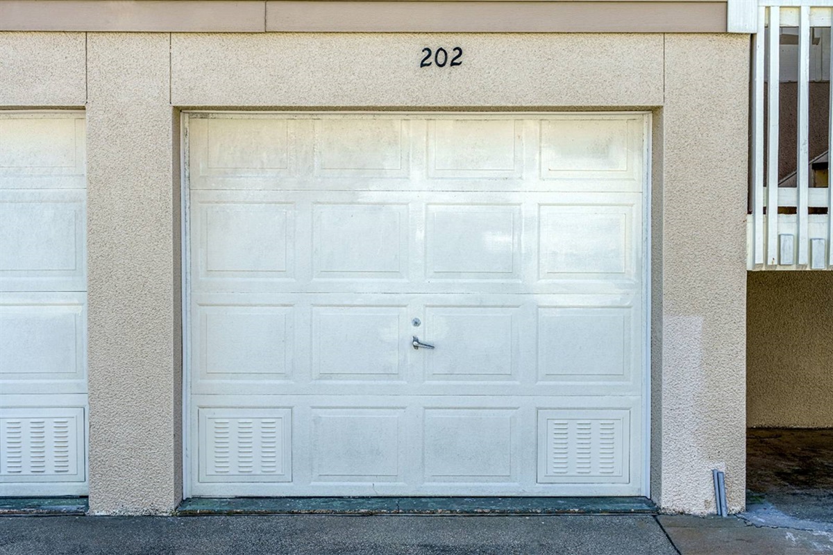 Private garage included — something most Destin rentals can't offer. 