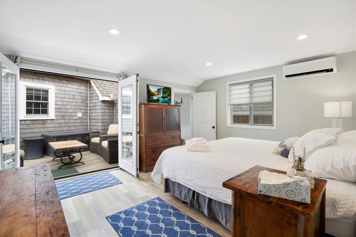 King Bed w/ private Nook and TV