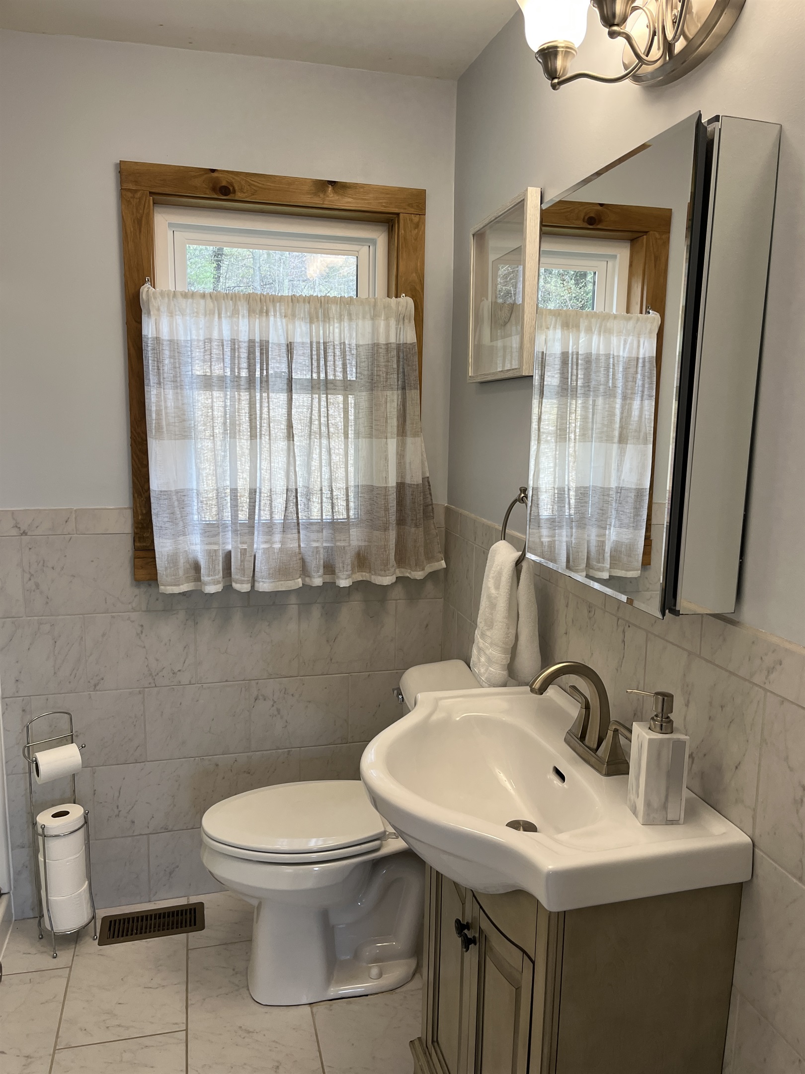 Full bathroom on the main level.
