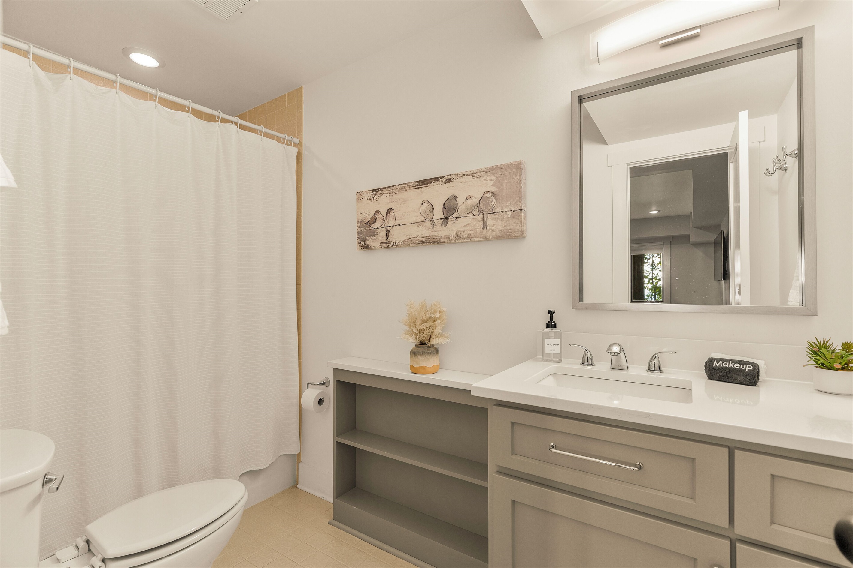 Ensuite bathroom to BR5
