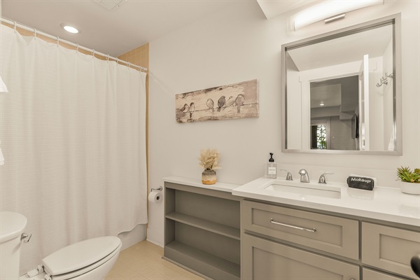 Ensuite bathroom to BR5
