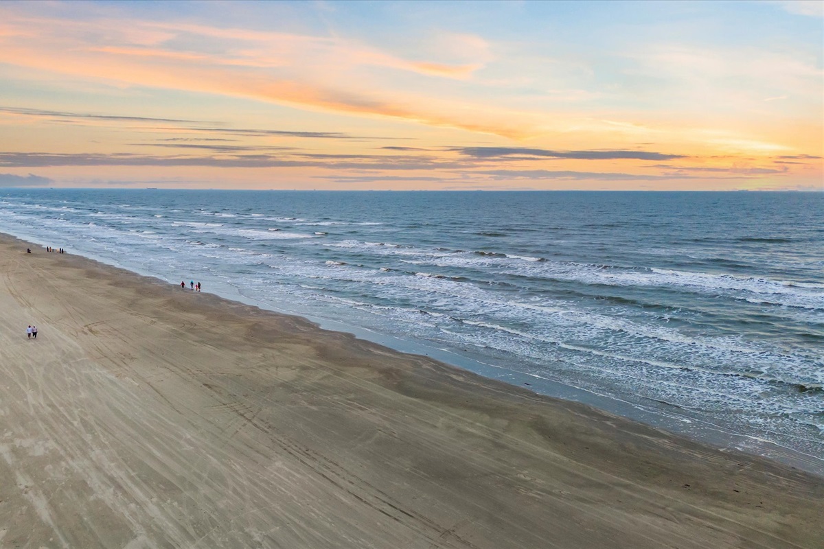 8f348f5a9d59427f90eb9e4bc1ec71cf Large | Beachhouse | Texas | TX | Vacation Homes | Galveston | Crystal Beach | Kokomo | Breezy Days | Beachfront Elegance | Sunrise Serenity | Southern Sands Property Management, LLC