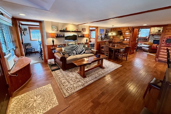 Cozy lodge‑style living room with warm wood finishes and comfortable seating, perfect for relaxing after a day in RMNP.