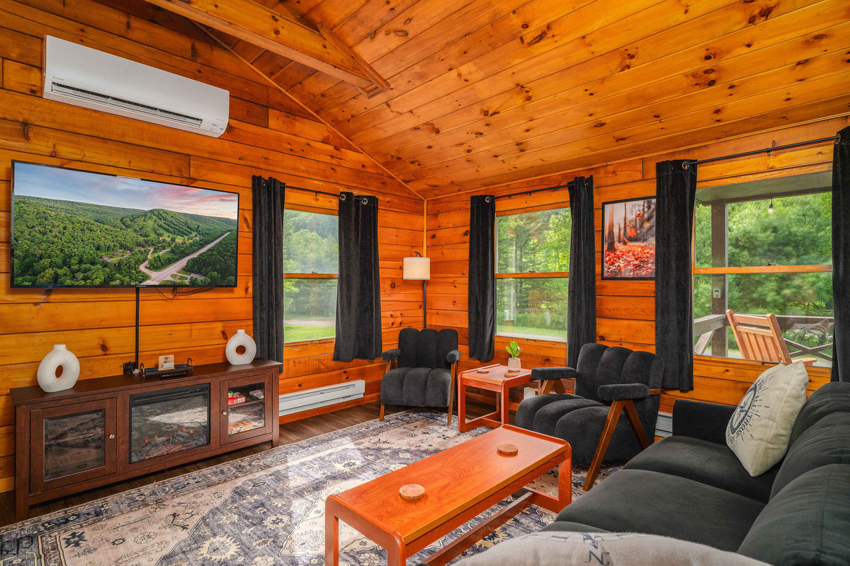 🌲 Forest views from every window — the woods come right into the cabin.