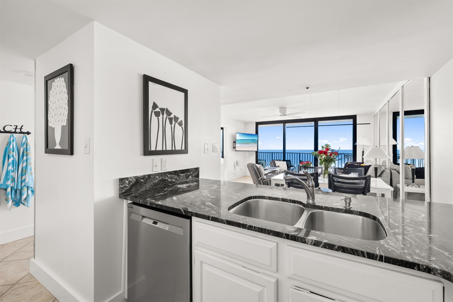 From quick breakfasts to relaxed dinners, the Gulf is always part of the experience.