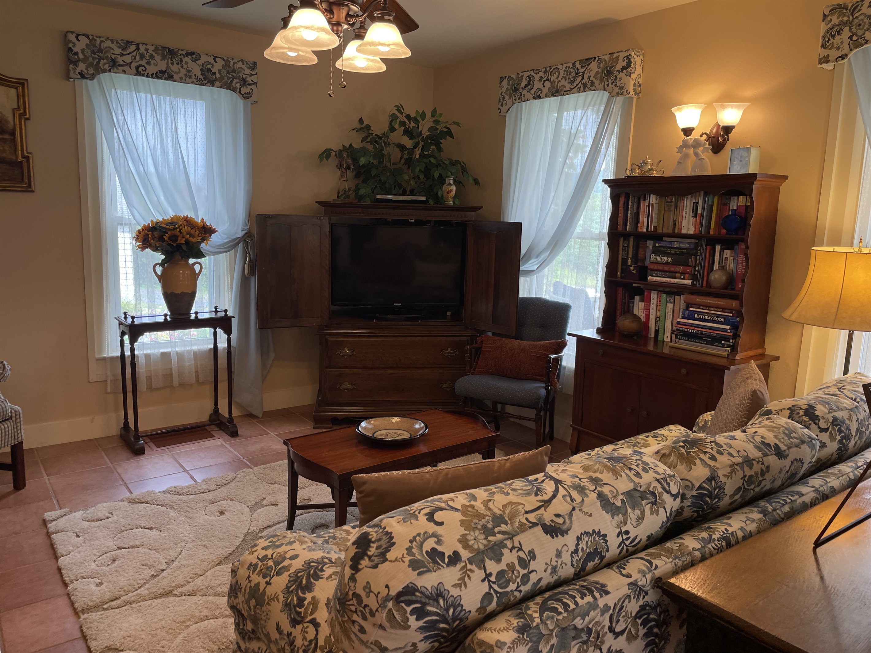 Living room, TV w/MLB pkg