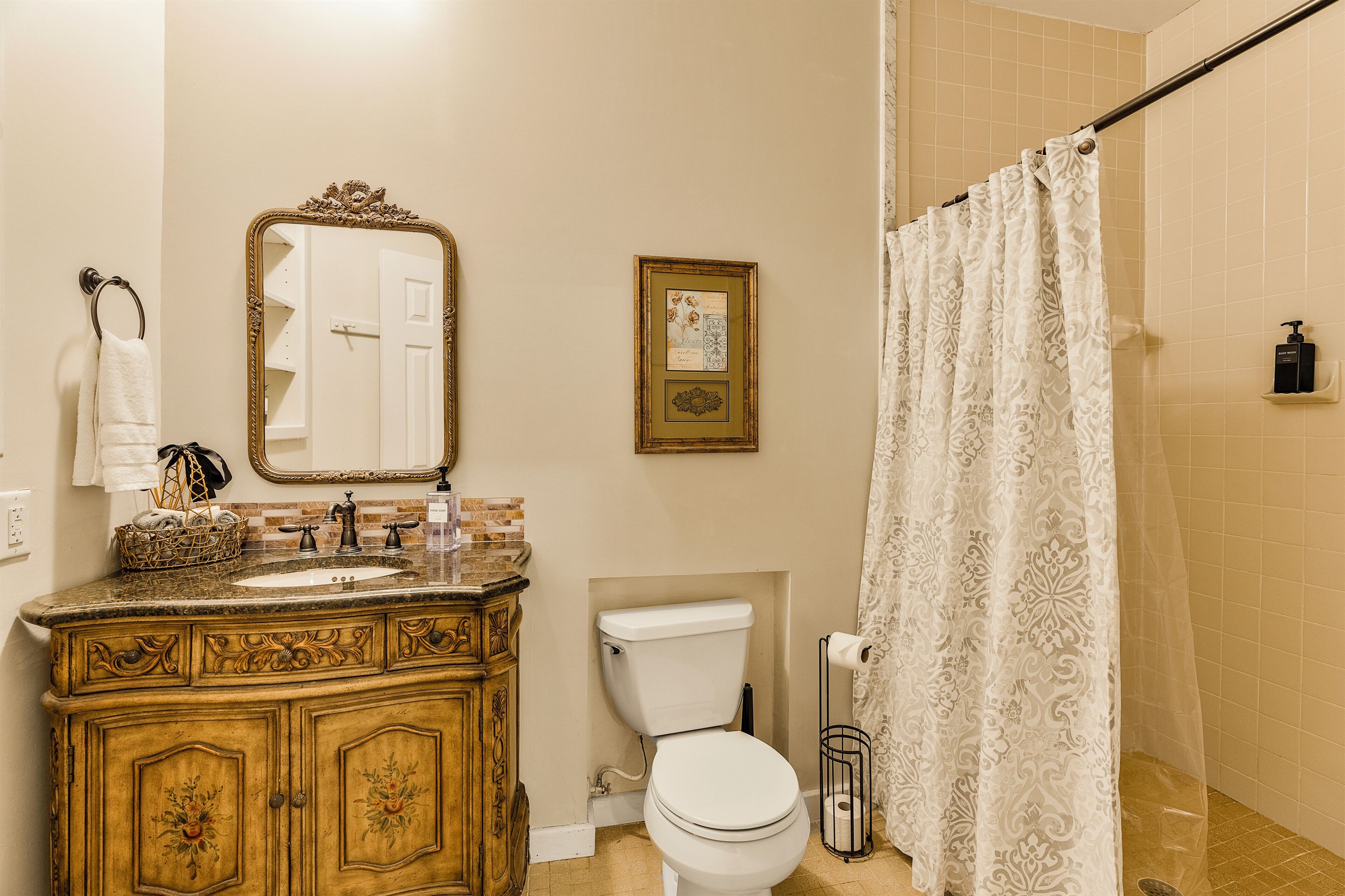 Lower level hall full bathroom
