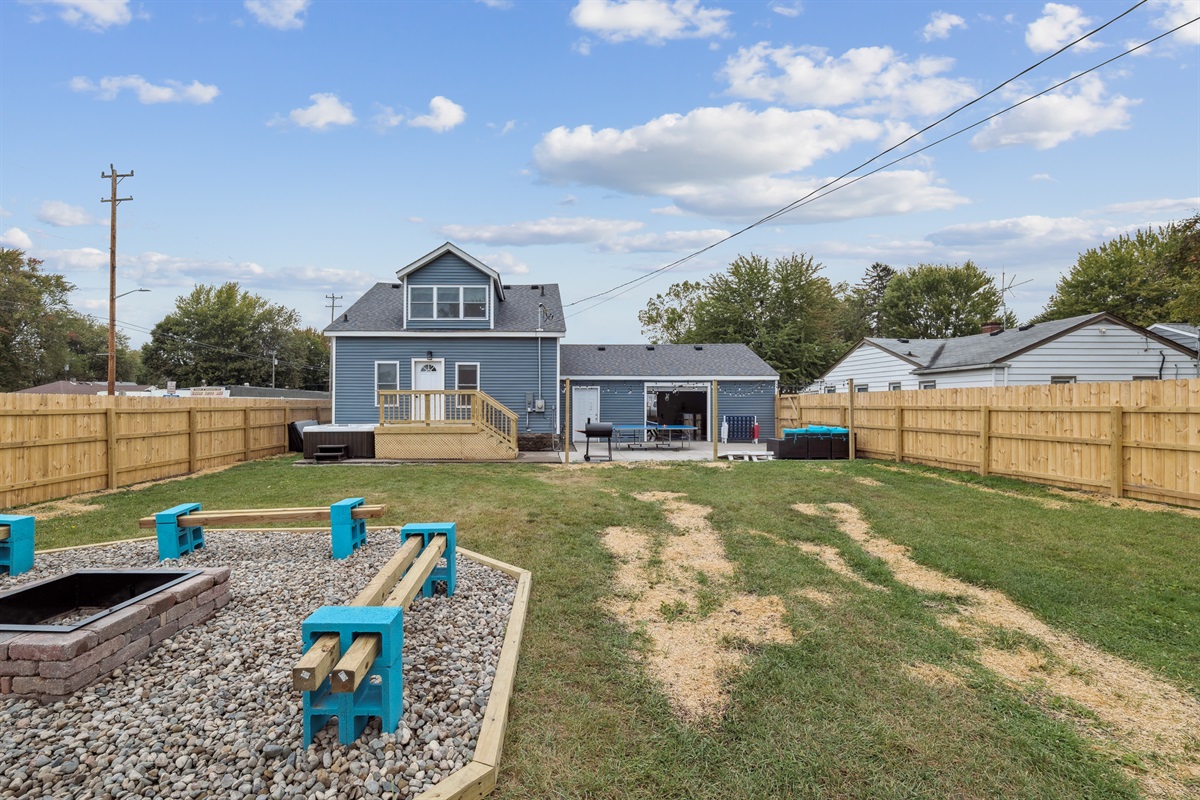 Huge gated backyard, family gatherings, unleash your pets, BBQ and ping pong table 