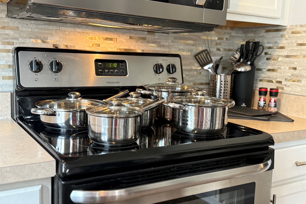 🏡 Enjoy the convenience of a full kitchen with quality pots, pans, utensils, and all the essentials for casual or experienced cooks.