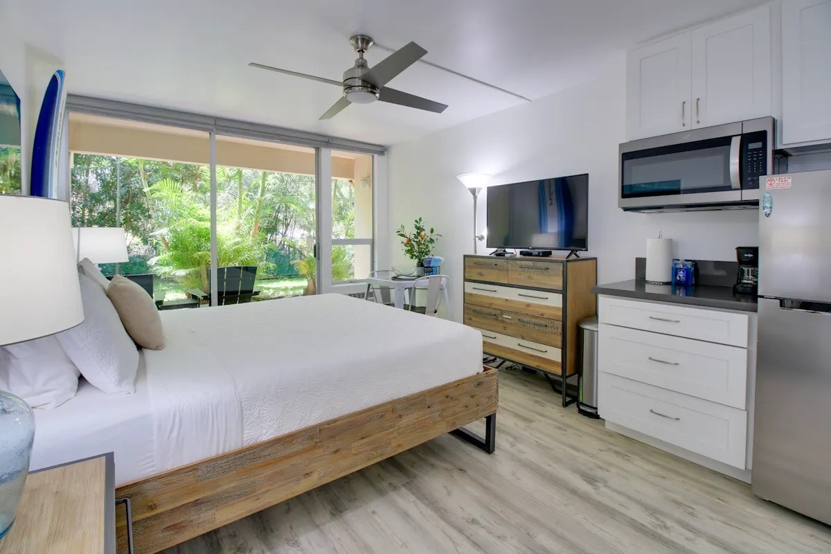 (Studio)Bedroom 2 with King Size Bed and Kitchenette 