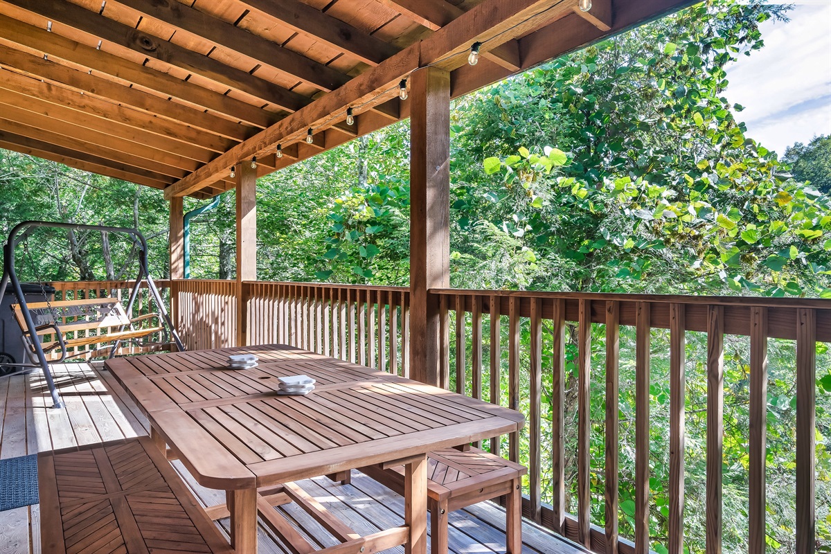 (Main Level Deck) Vacations are meant for family dinners...outside 