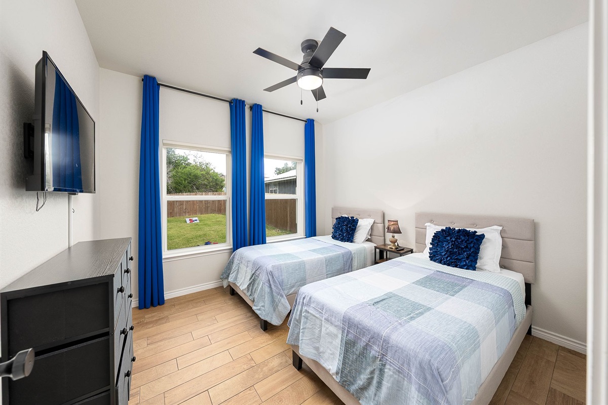 Third bedroom w/ 2 Twin Beds