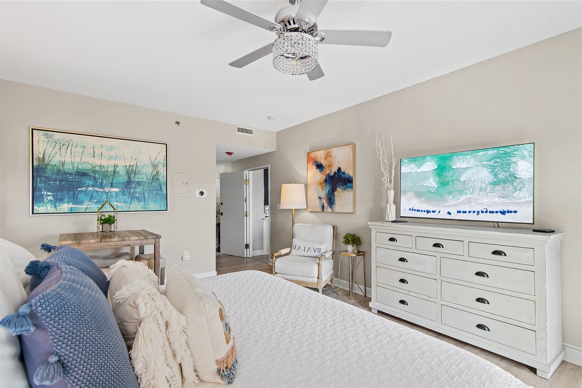 Tops'l Summit 405A's Bedroom with King Bed, Twin Sleeper Chair, Patio Access, Smart TV, Kitchenette, Private Remodeled Bathroom with Walk in Shower (sleeps 3)