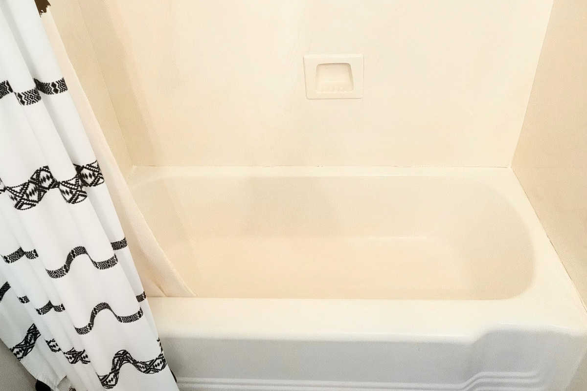 Main bathroom with tub
