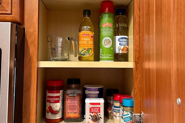 Provided seasonings and oils