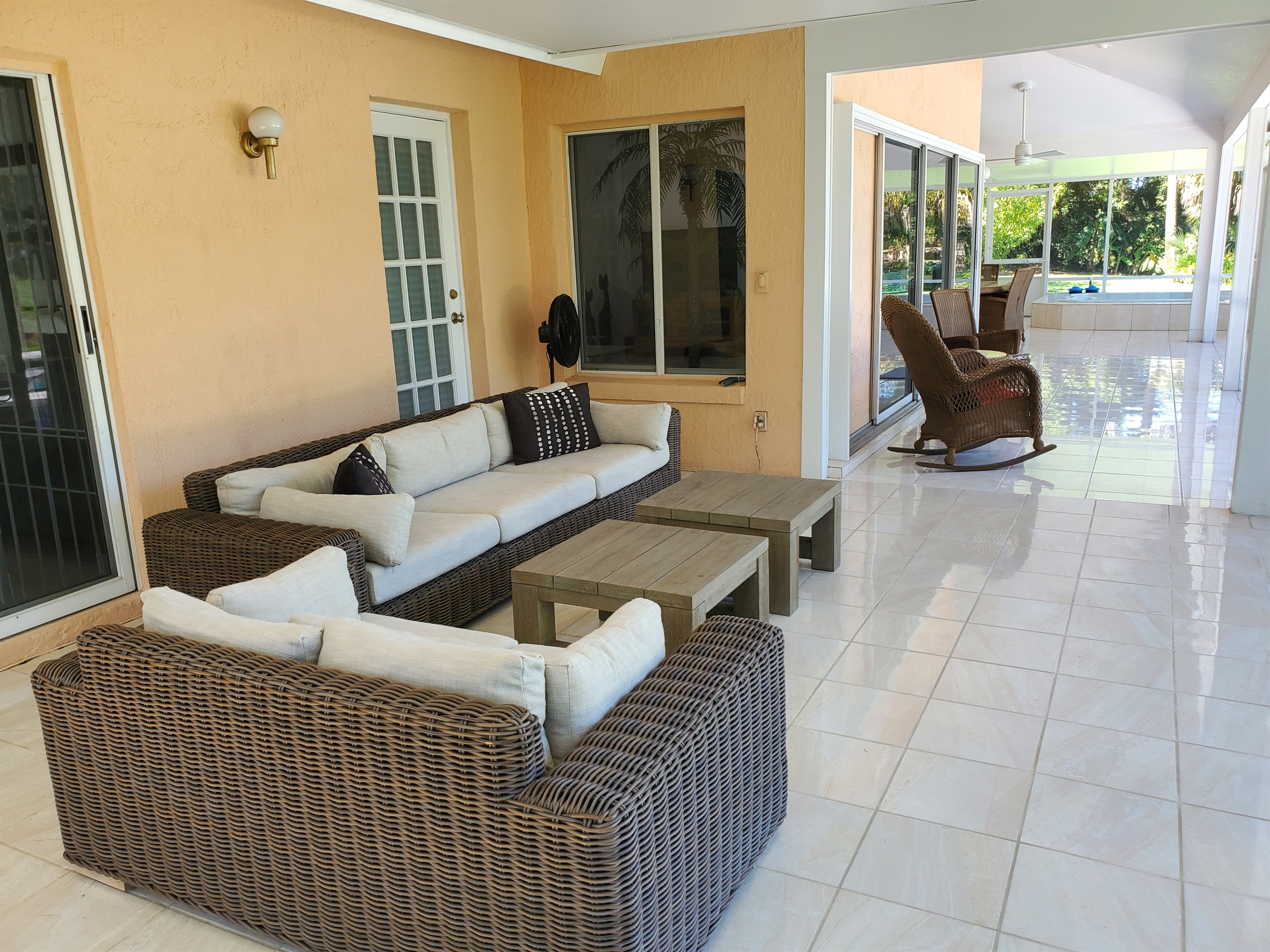 Comfortable outdoor seating on oversized lanai