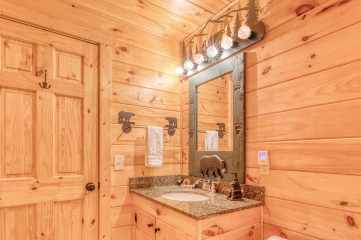 Another angle of the full bathroom.