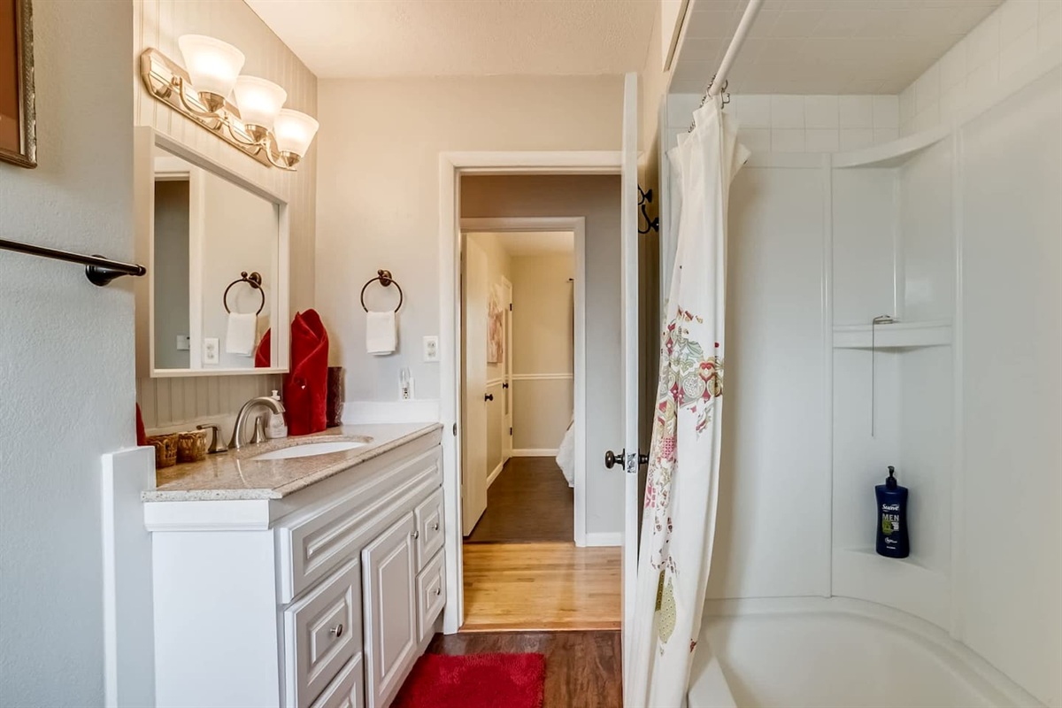 Relax & Refresh 🛁

A bright, comfortable full bathroom with both a relaxing tub and a convenient shower. Everything you need to freshen up and unwind after a day of exploring, hiking, or family adventures.