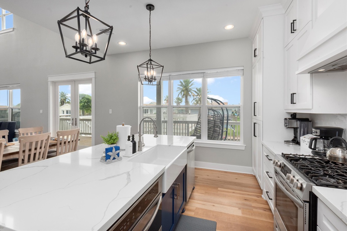 8fcdb329e86d448788e05b8f63770759 Large | Beachhouse | Texas | TX | Vacation Homes | Galveston | Crystal Beach | Kokomo | Breezy Days | Beachfront Elegance | Sunrise Serenity | Southern Sands Property Management, LLC