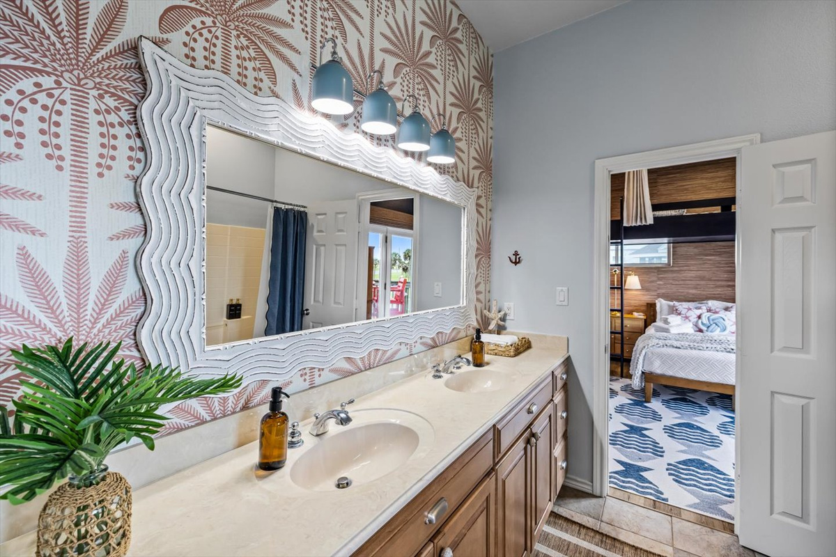 Double vanities and tub shower combo with plenty of towel hooks in the Hollywood Bathroom. This bathroom is shared by the Crab Shack and The Fishing Pier (bunks and queens). Plenty of space for all.