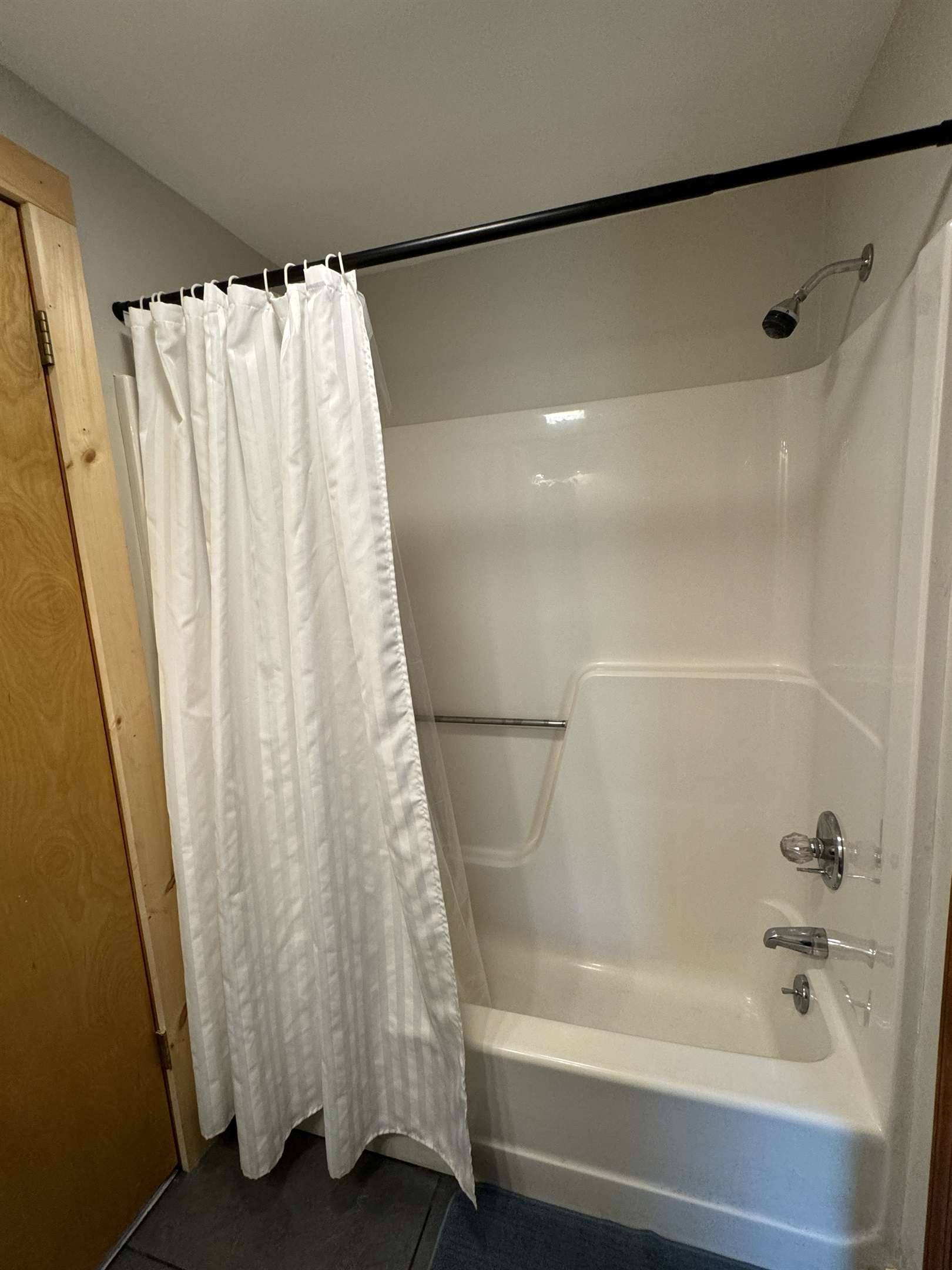Jack and Jill bathroom between Queen #1 & 2
