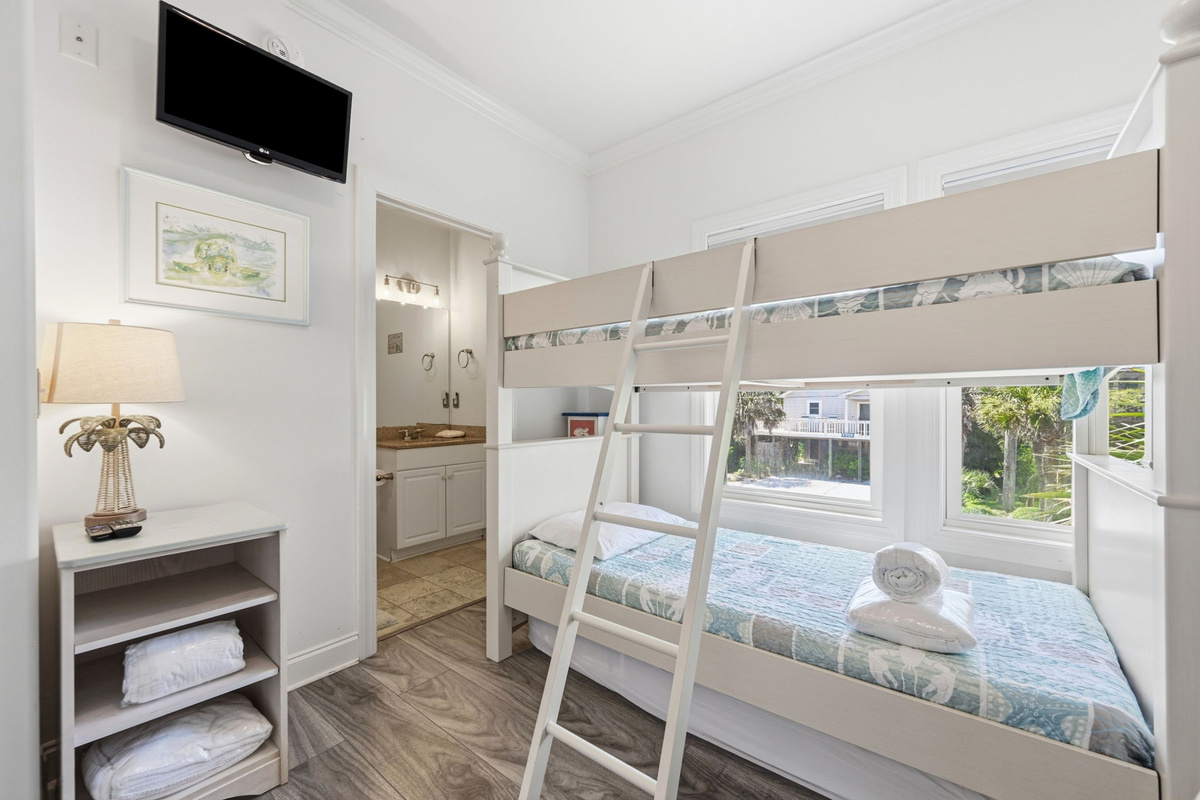 A fun bunk setup that turns every night into a little coastal adventure