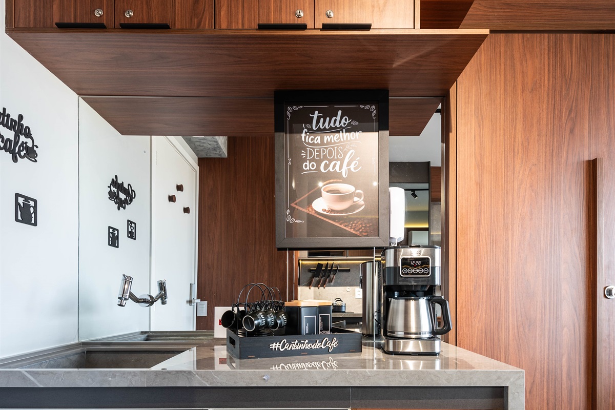 ☕ Cantinho do café exclusivo no River One, equipado para começar o dia com energia ou relaxar à noite.